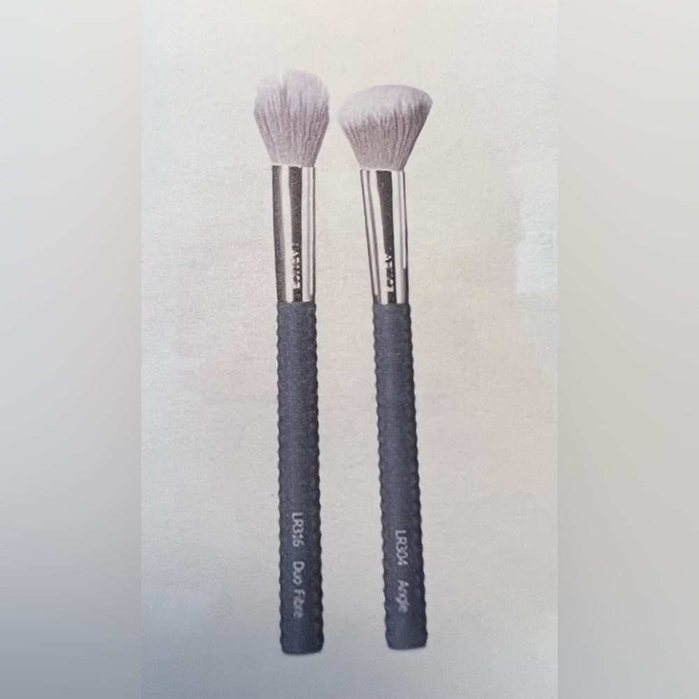 NWT 2 Laruce make up brushes. LR304 Angle brush-cheek & LR316 Duo fiber brush.